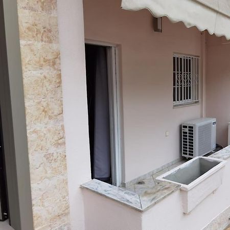 Comfy Apartment With Low Ceiling Attic เอเธนส์ ภายนอก รูปภาพ