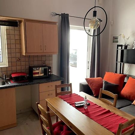Comfy Apartment With Low Ceiling Attic เอเธนส์ ภายนอก รูปภาพ