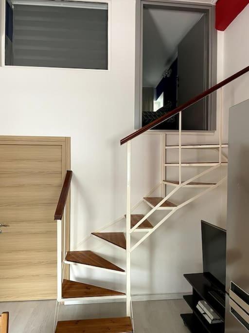 Comfy Apartment With Low Ceiling Attic เอเธนส์ ภายนอก รูปภาพ