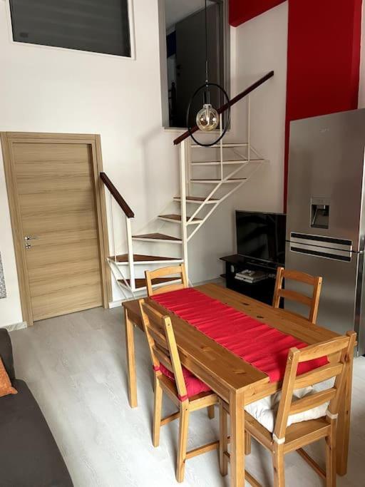 Comfy Apartment With Low Ceiling Attic เอเธนส์ ภายนอก รูปภาพ