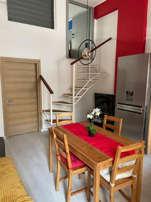 Comfy Apartment With Low Ceiling Attic เอเธนส์ ภายนอก รูปภาพ